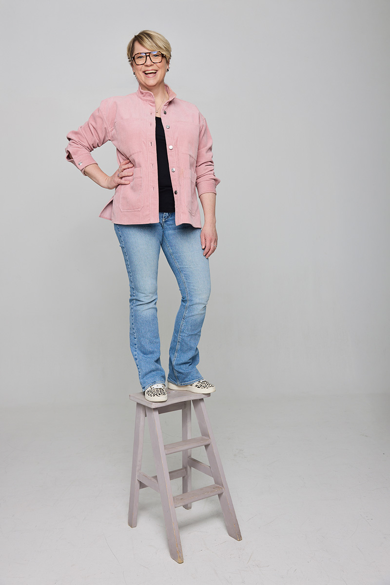 Heidi Öller står stolt på trästege.